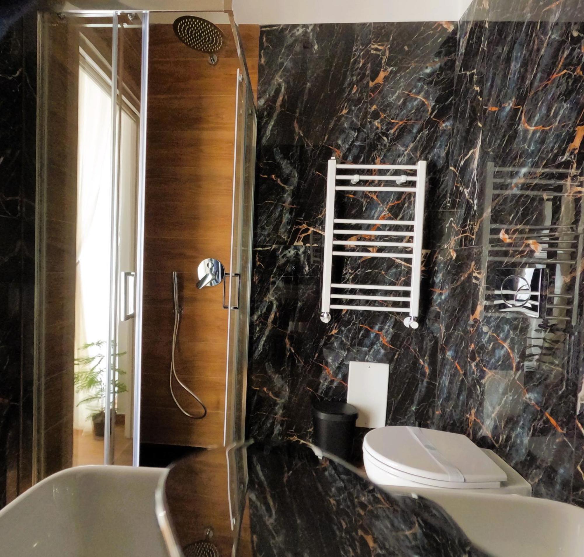 Blackwoody Contemporary Rooms - Napoli Centro Storico Exterior photo