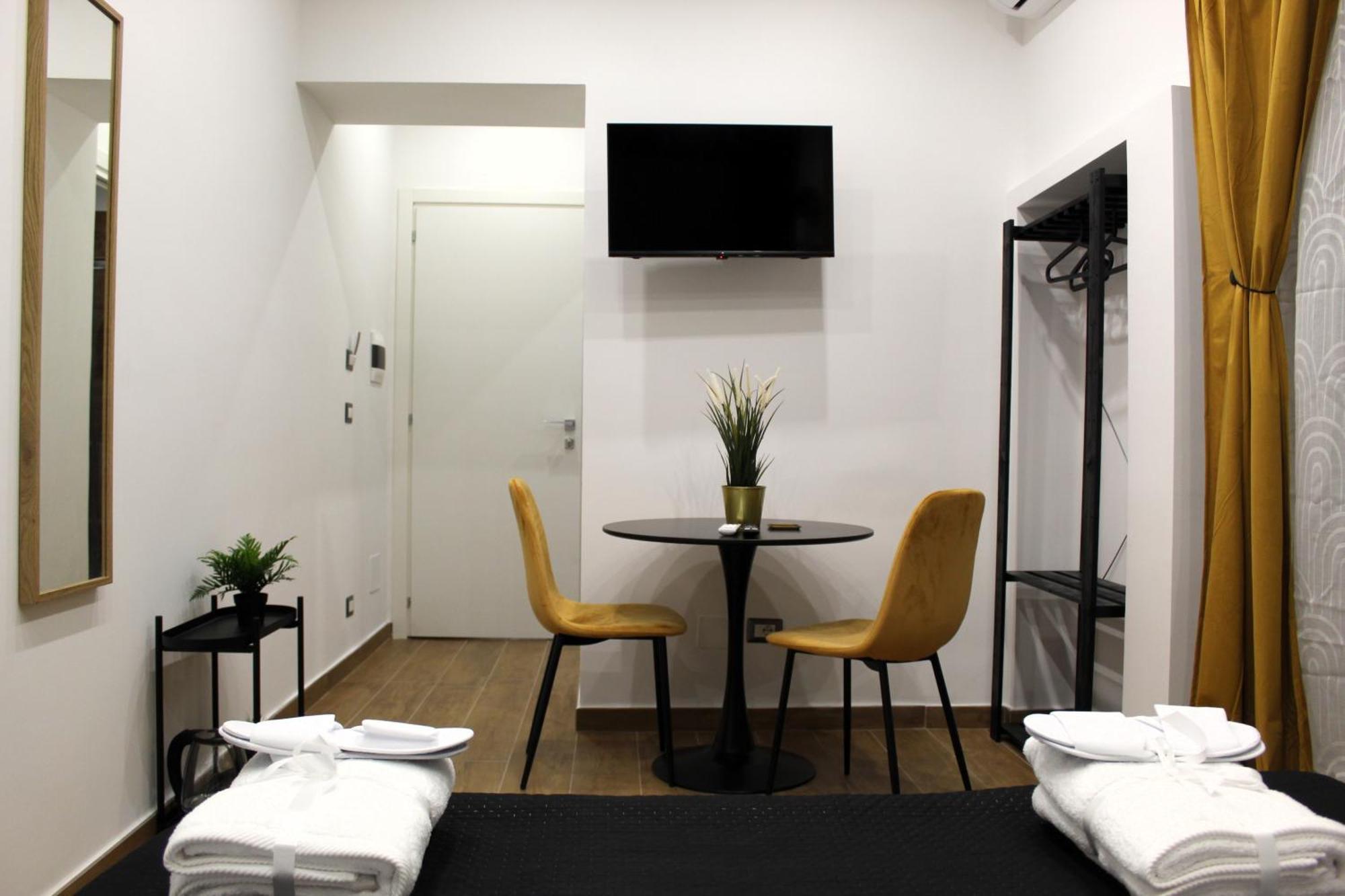 Blackwoody Contemporary Rooms - Napoli Centro Storico Exterior photo
