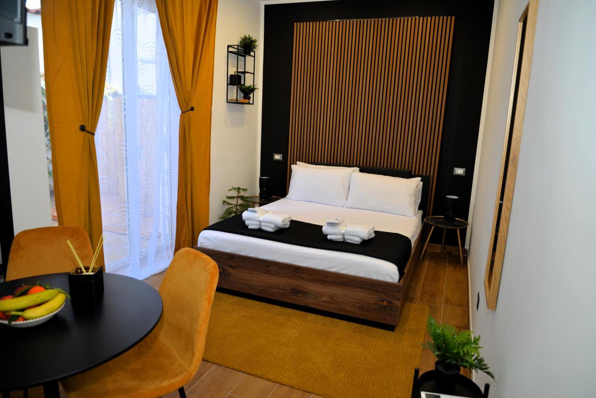 Blackwoody Contemporary Rooms - Napoli Centro Storico Exterior photo