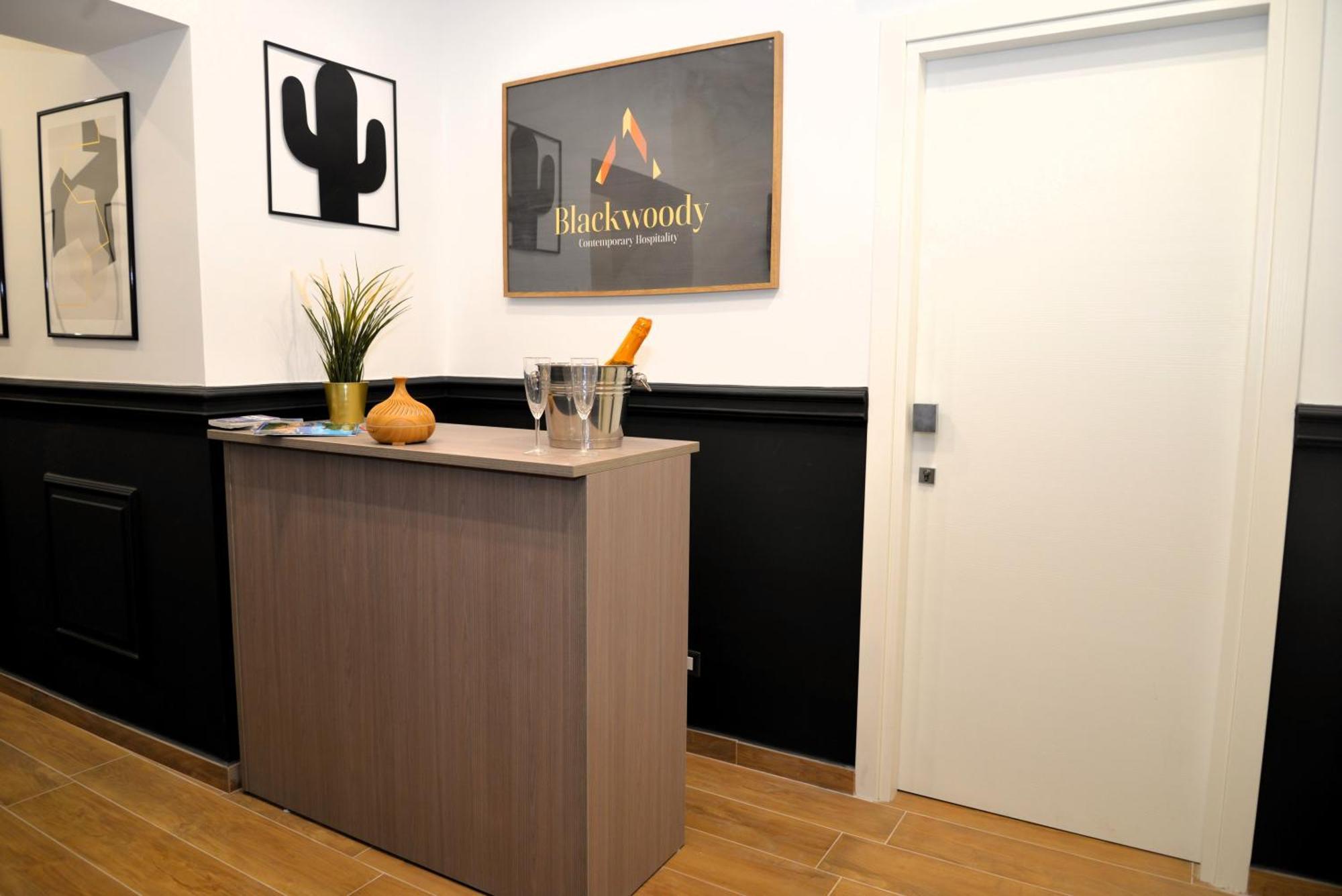 Blackwoody Contemporary Rooms - Napoli Centro Storico Exterior photo